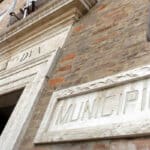 particolare_facciata_con_targa_municipio