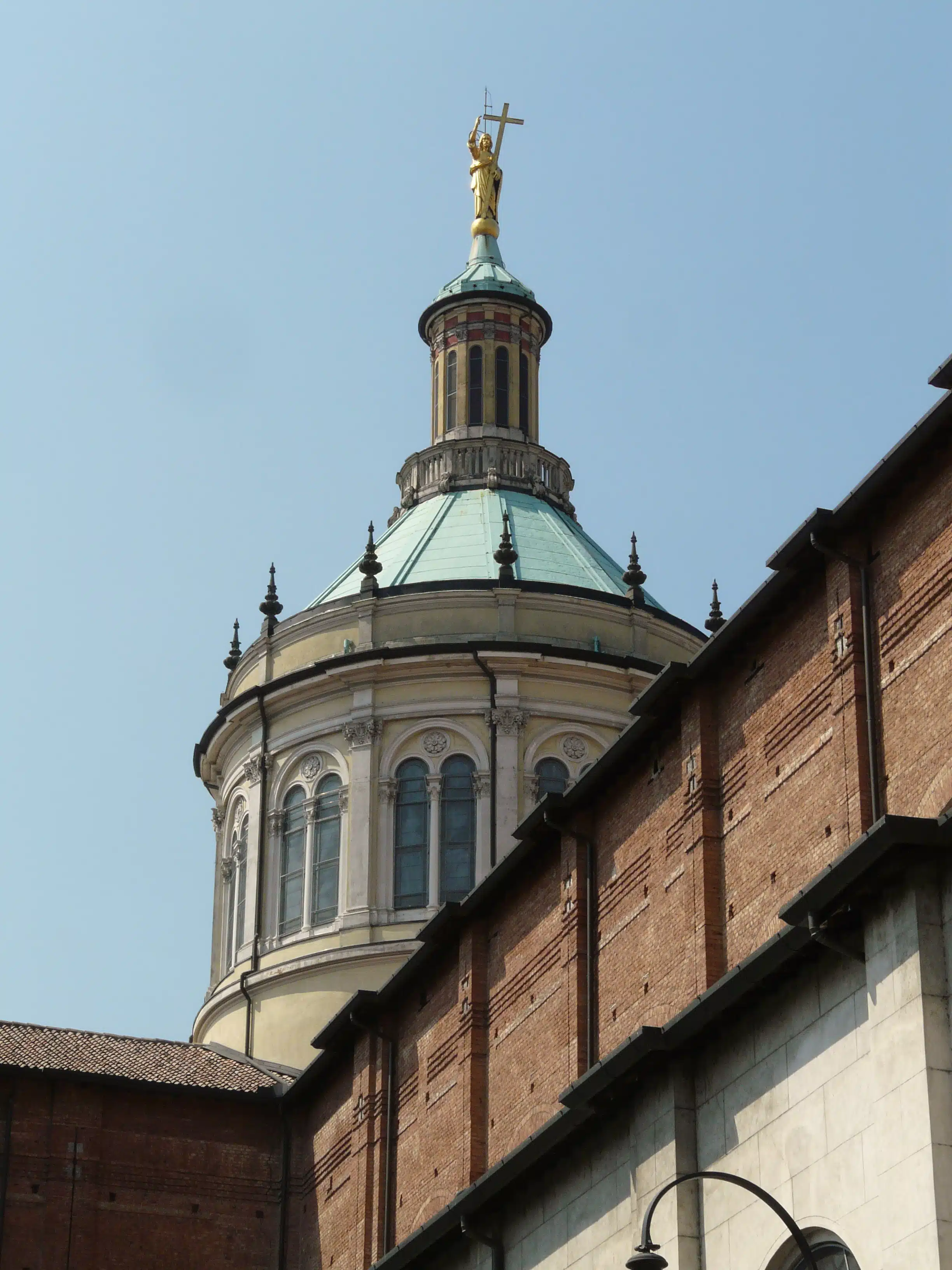 File:Magenta-chiesa san martino-cupola esterna.jpg