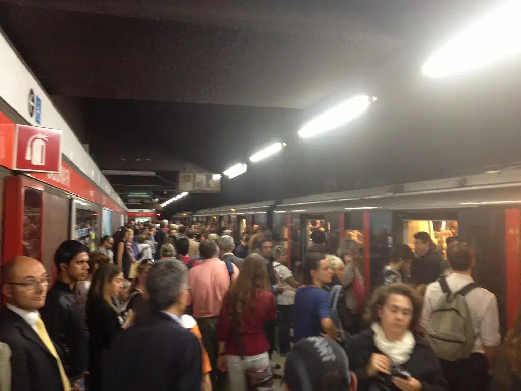 ATM MILANO SCIOPERO DISAGI PENDOLARI INCAZZATI RIVOLTA MM1 METROPOLITANA BLOCCATA