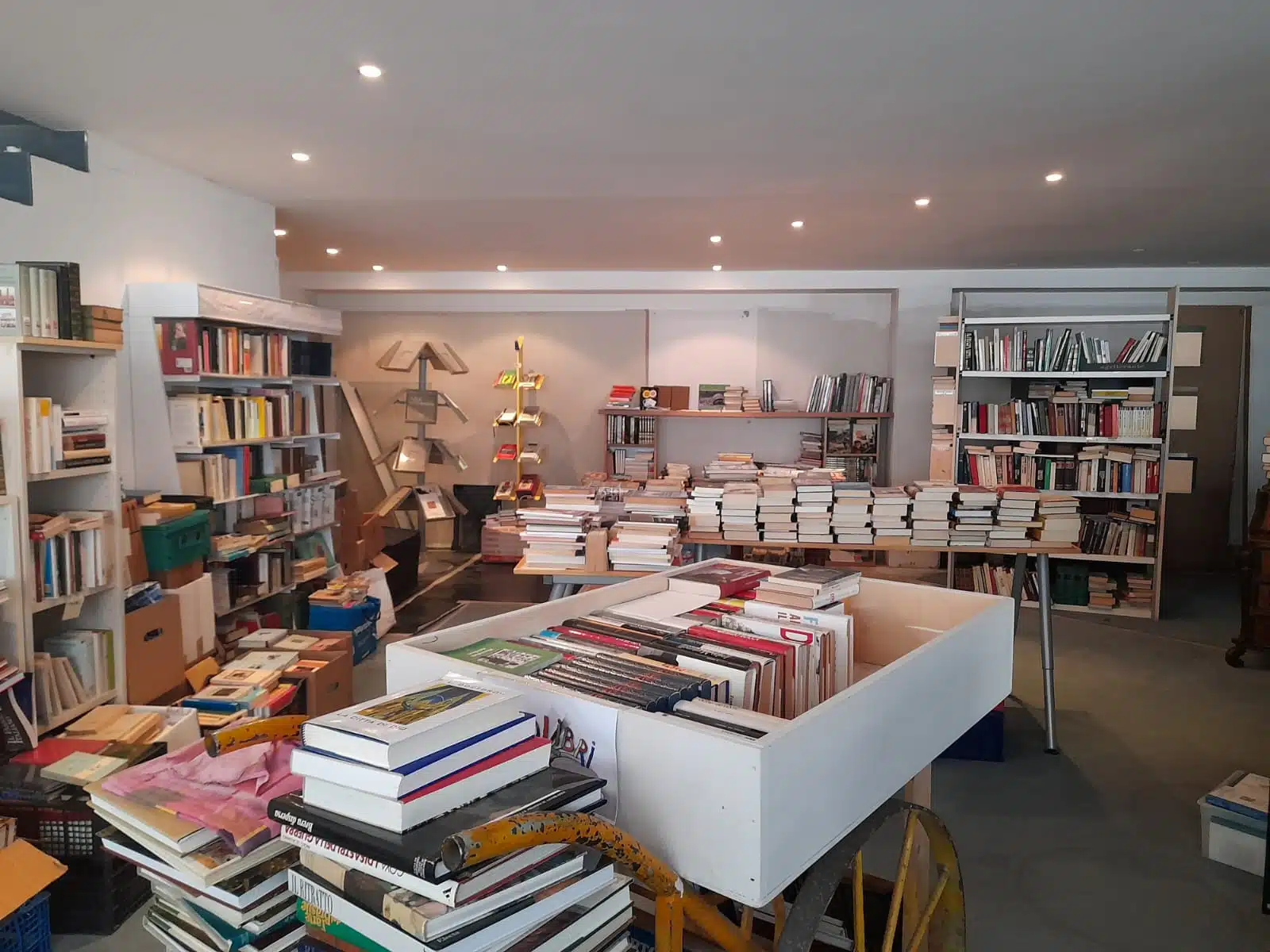 FOTO SEDE PROVVISORIA DEI LIBRI RACCOLTI