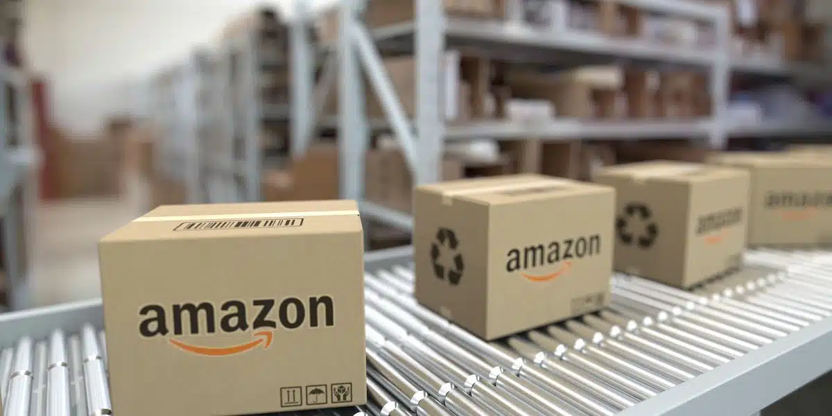 Amazon,Logo,On,Cartons,Moving,On,Conveyor.,Editorial,Looping,Animation