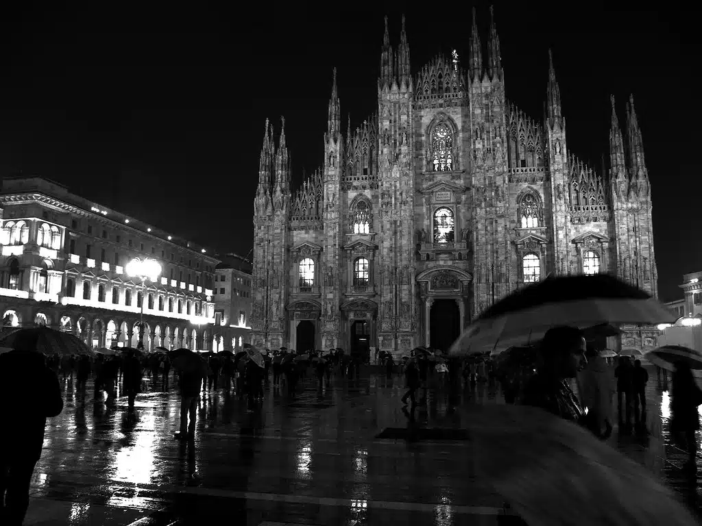 urban rain..............(invece che correre dietro ai propri affanni non sarebbe meglio chiudere l'ombrello..e assaporare per un momento la pioggia?)