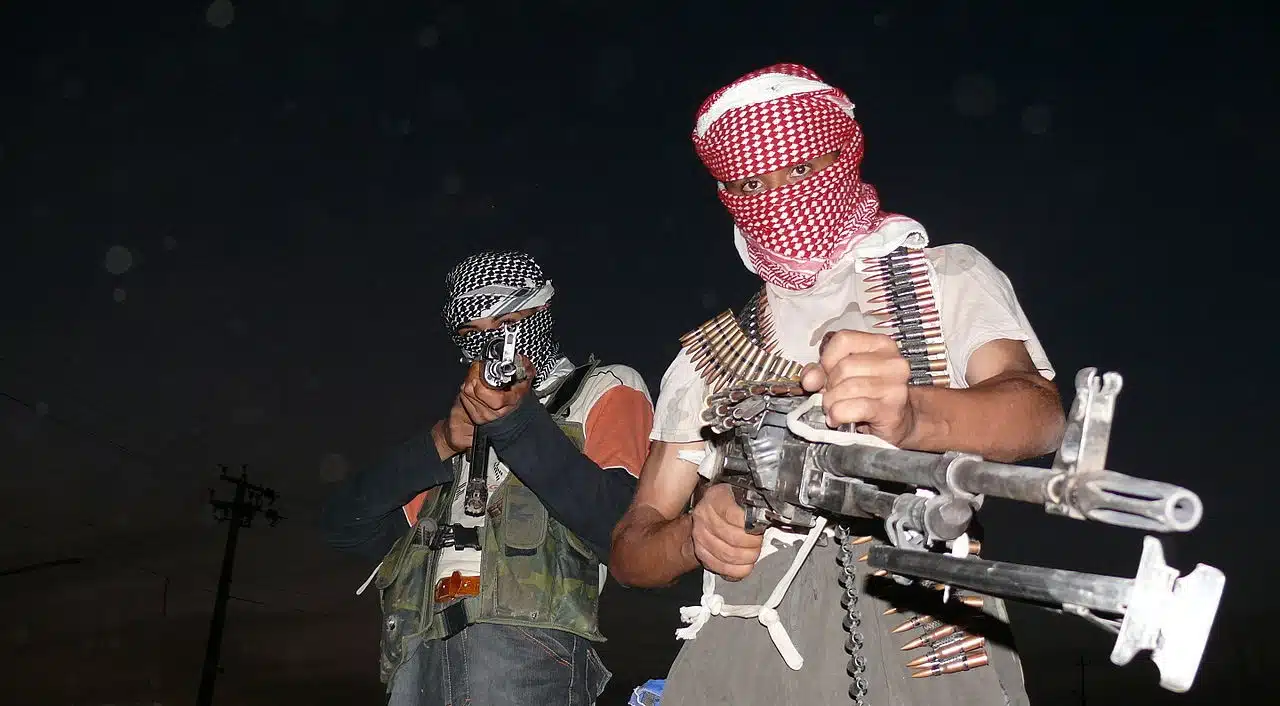 iraqi_insurgents_with_guns_2006