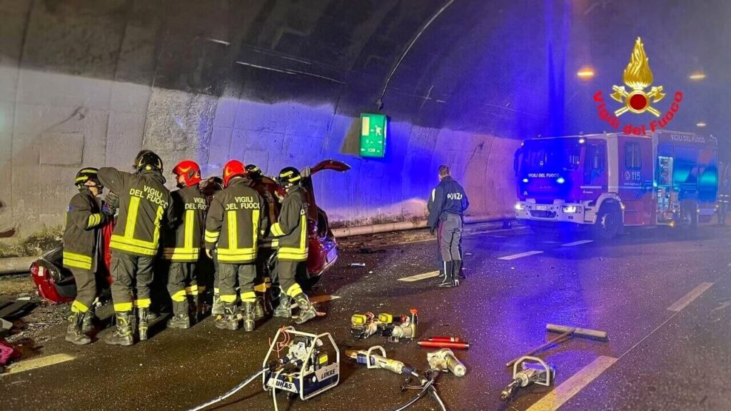 Tragedia in galleria del Comasco: due morti e cinque feriti in un ...