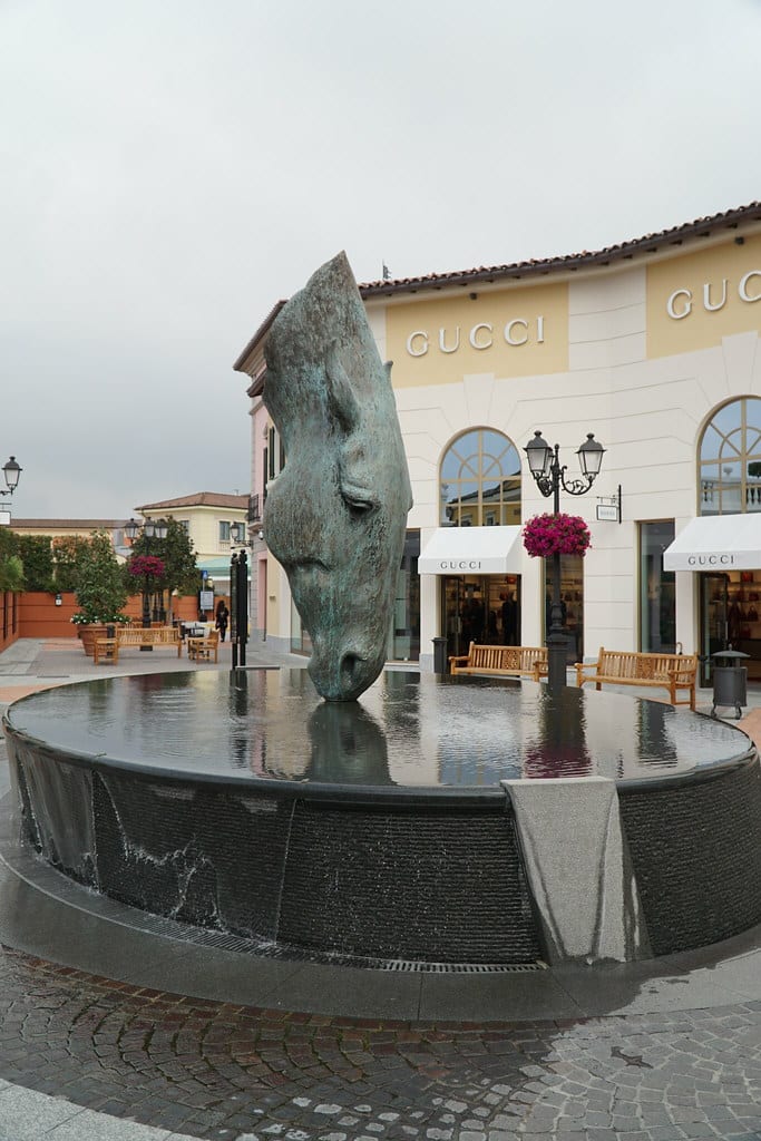 Ruba 2.300 euro di vestiti all’outlet di Serravalle, arrestato