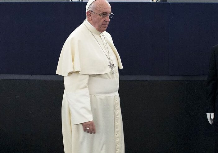 Faccia da …. La prima Domenica senza Papa