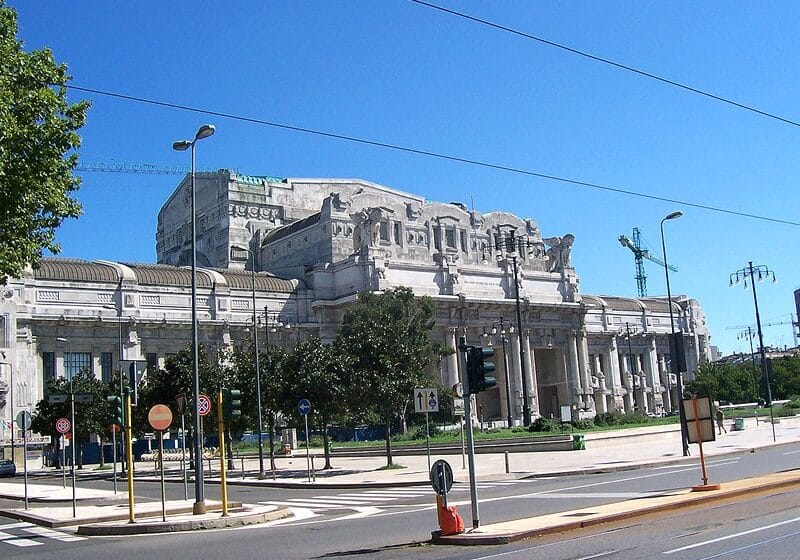 Centrale, tenta di rubare in un bar: 22enne algerino in manette