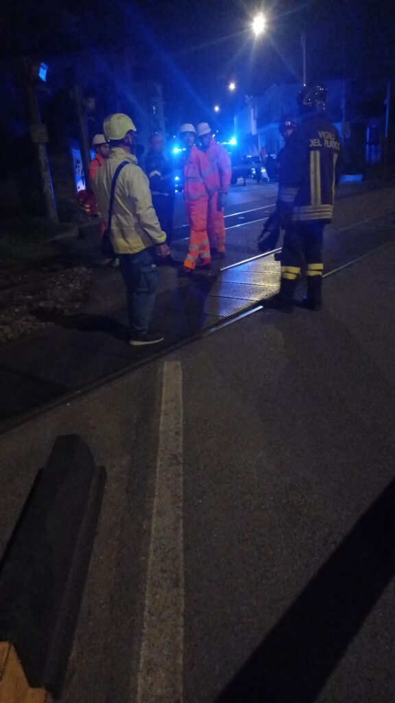Abbiategrasso: tragedia al passaggio a livello, treno investe giovane
