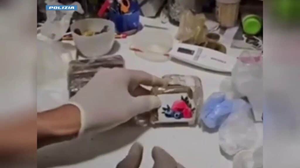 Milano, arrestato pusher 70enne.. con lavanderia