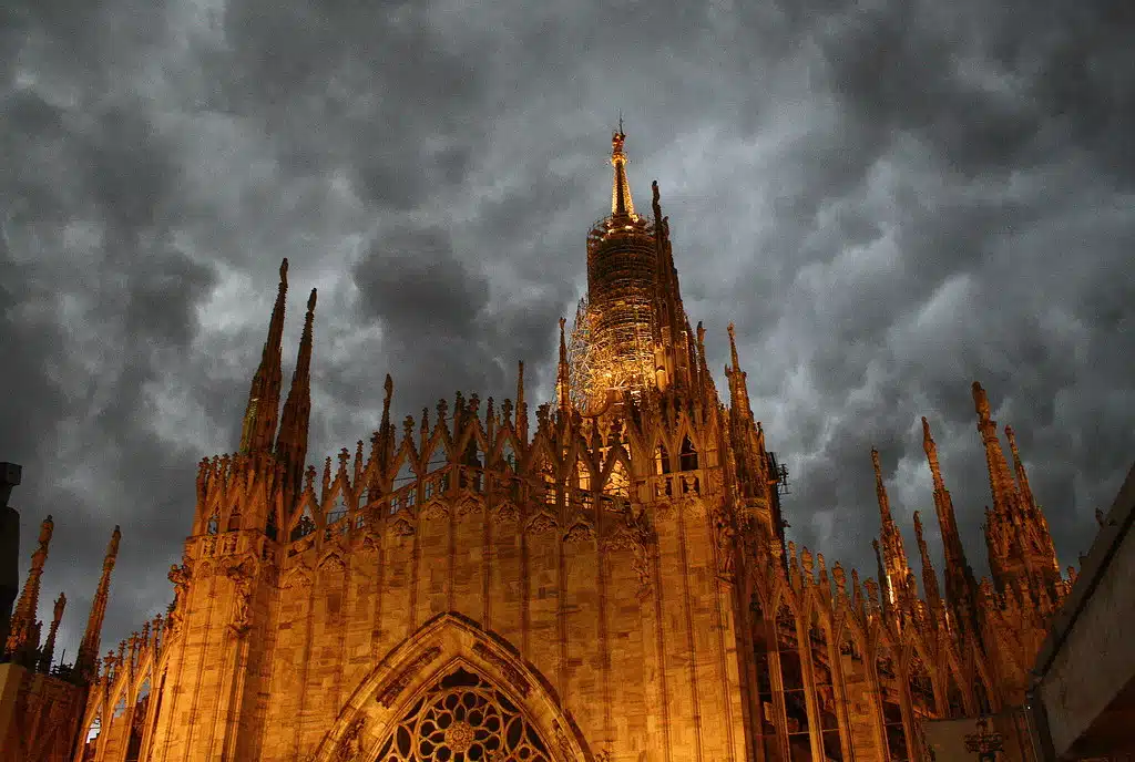 Milano, il duomo fra i tetti e il temporale