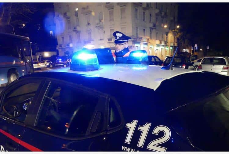 Varese: rapinano donna in strada, arrestati due minorenni