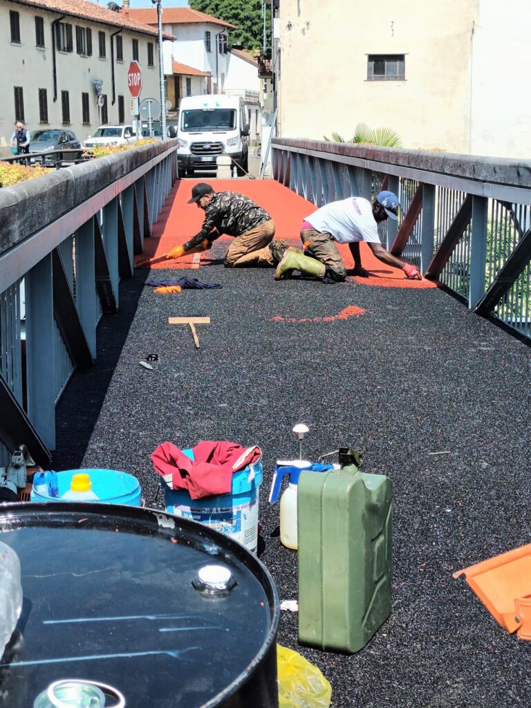 Pontevecchio: conclusa la posa della passerella ciclopedonale sul Naviglio