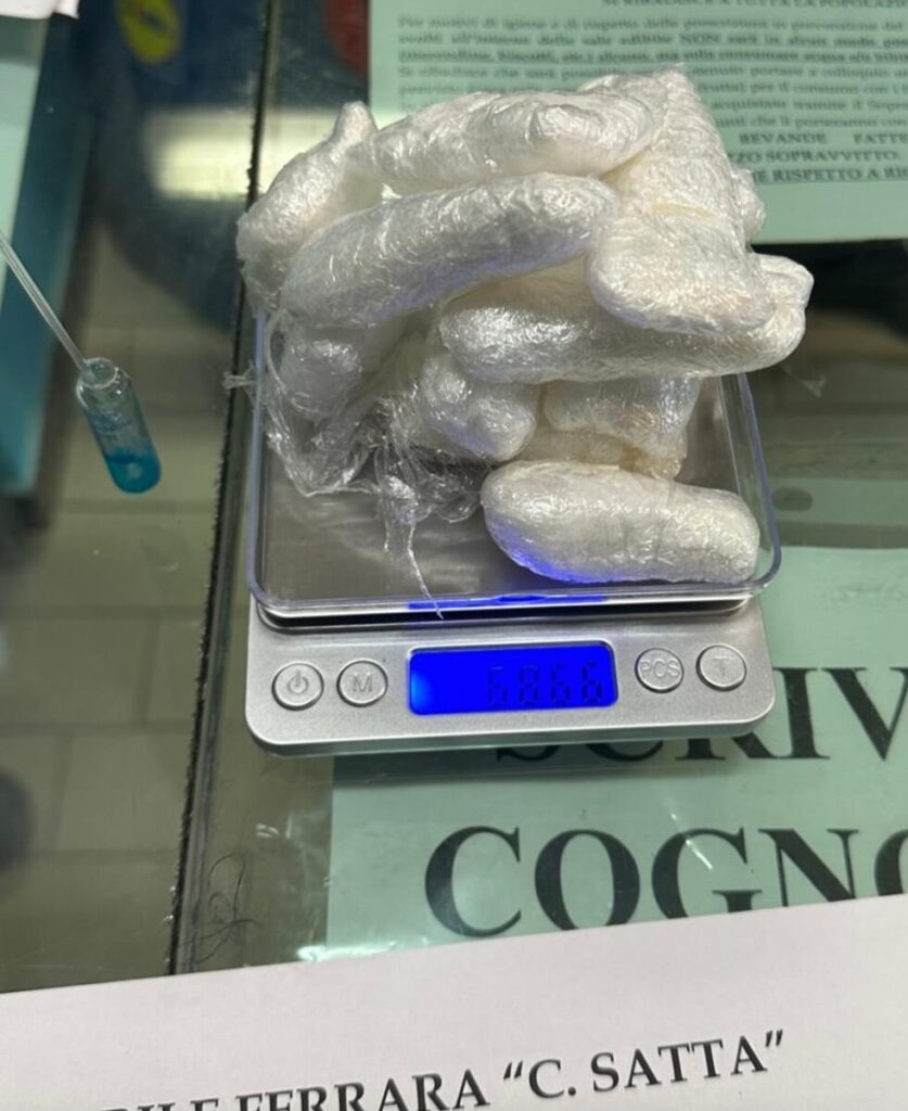 Milano, arrestata coppia di pusher (con bambina di 2 anni a fianco)