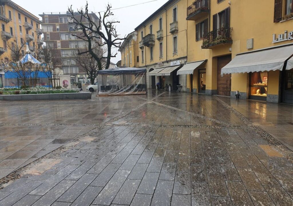 Magenta: dopo le pallonate in piazza anche i fuochi d’artificio per festeggiare il compleanno