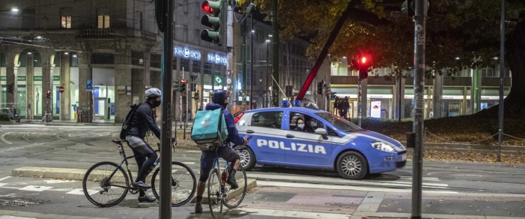 Droga in sacca termica rider, arrestato per spaccio a Milano