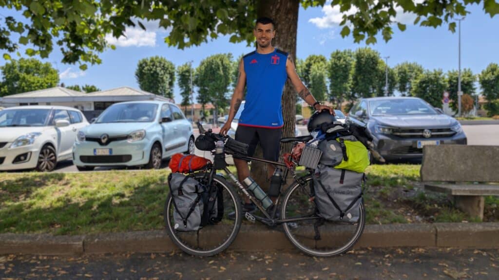Dalla Spagna alla Cina e Nuova Zelanda in bicicletta: Rogrigo giramondo fa tappa a Magenta