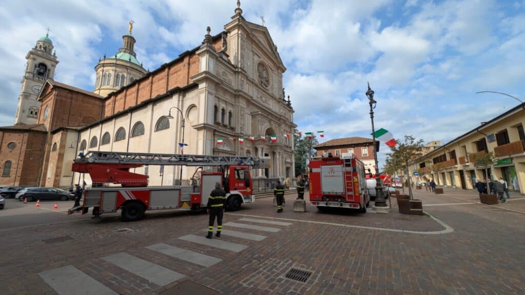 Magenta: suonano le ultime sirene per il Vigile del Fuoco Fabio di Fulco, commozione in basilica