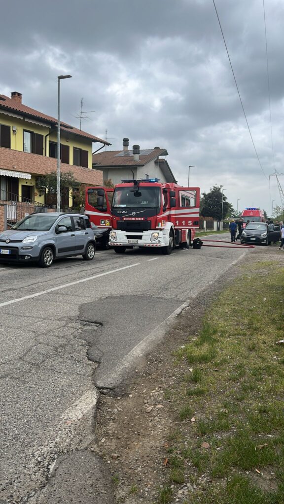 Mesero: fiamme dal barbecue attaccano la tenda di un appartamento, intervengono i vigili del fuoco
