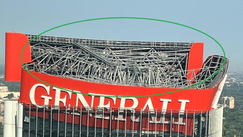 Milano: cede l’insegna delle Generali per il caldo eccezionale. Struttura in sicurezza