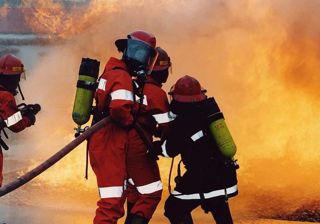 Incendio in una ditta di materie plastiche, 61enne intossicato nel Varesotto