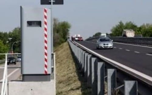 Sfreccia a 255 all’ora vicino a Novara: multa annullata, autovelox non omologato