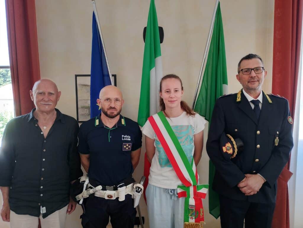 Un agente della Polizia locale di Bareggio salva la vita ad un uomo in arresto cardiaco