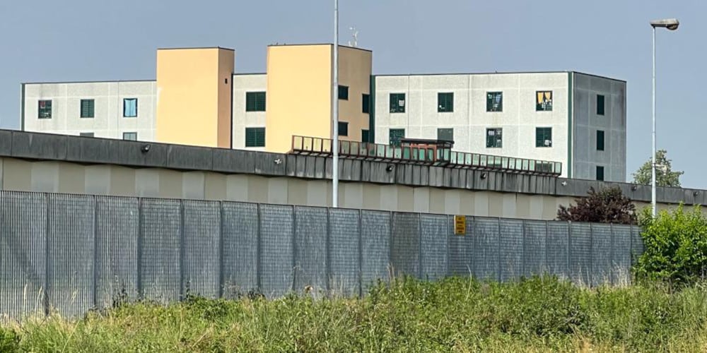 Detenuto aggredisce un poliziotto: ancora brutale violenza in carcere a Cremona