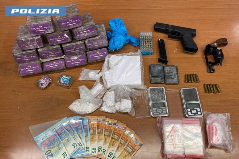 Milano: spaccio dai domiciliari, tre arresti