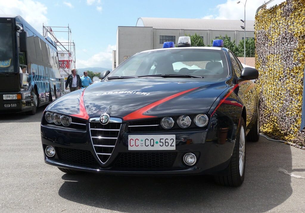 Milano: su tetto bendata minaccia suicidio, carabinieri la salvano
