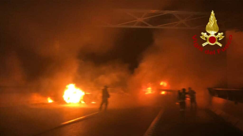 Assalto al deposito merci, rapinatori intercettati nel Pavese: fuga nei campi