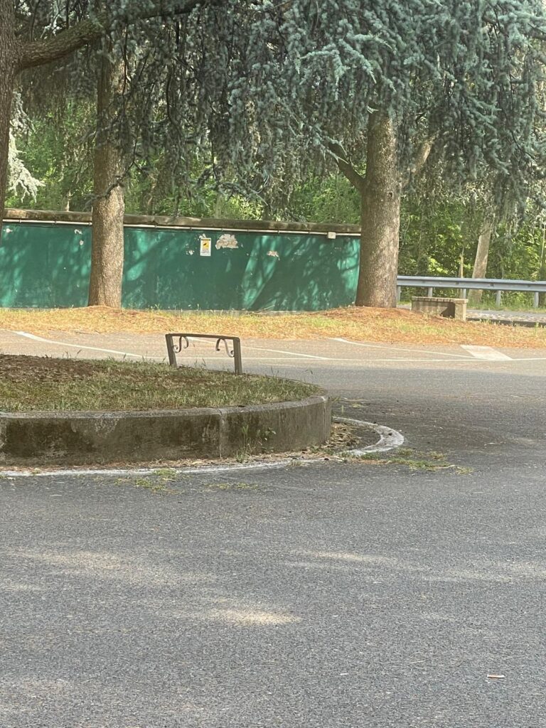 Boffalora sopra Ticino: urtata da un veicolo in manovra la lapide dedicata agli eroi di Kindu