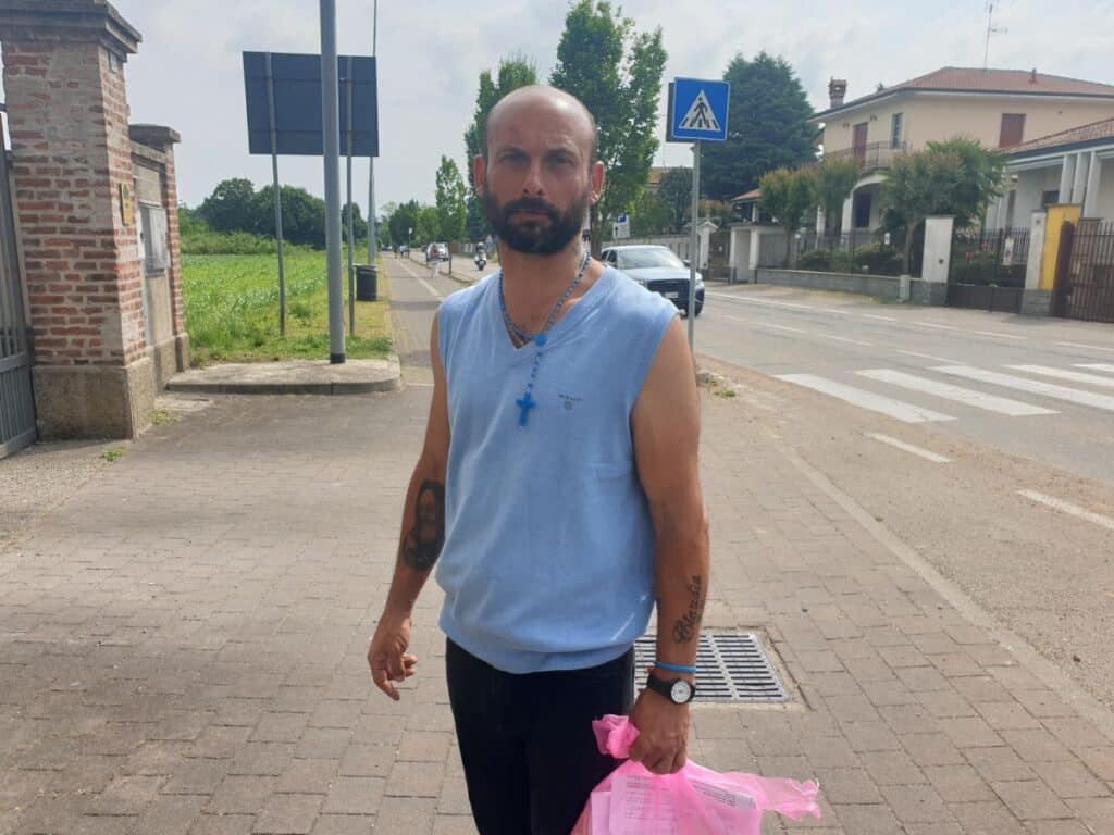 Magenta, la storia di Massimo: “Sono in disgrazia, dormo sotto i portici e fatico perfino a mangiare”