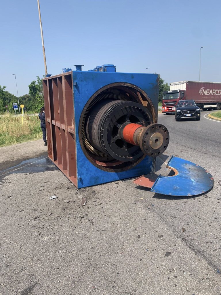 Arluno: camion perde il carico, lunghe code alla rotonda di via per Turbigo