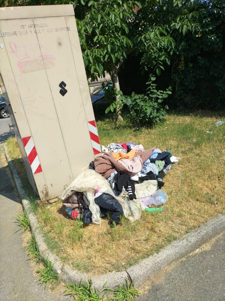 Magenta, la segnalazione: “Biancheria in ottimo stato abbandonata in strada, uno spreco e un danno per l’ambiente”