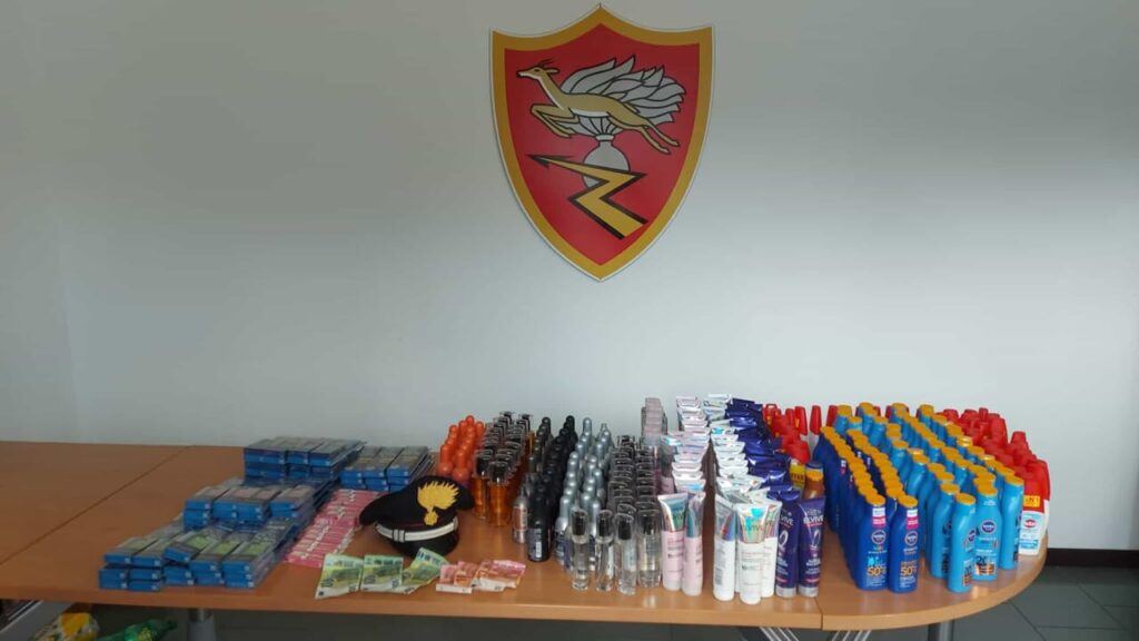 Ladri di cosmetici arrestati dopo inseguimento in autostrada tra Como e Varese