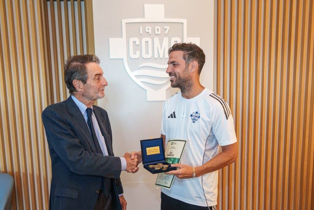 Premio Rosa Camuna: il Presidente Fontana premia il mister del Como Cesc Fabregas