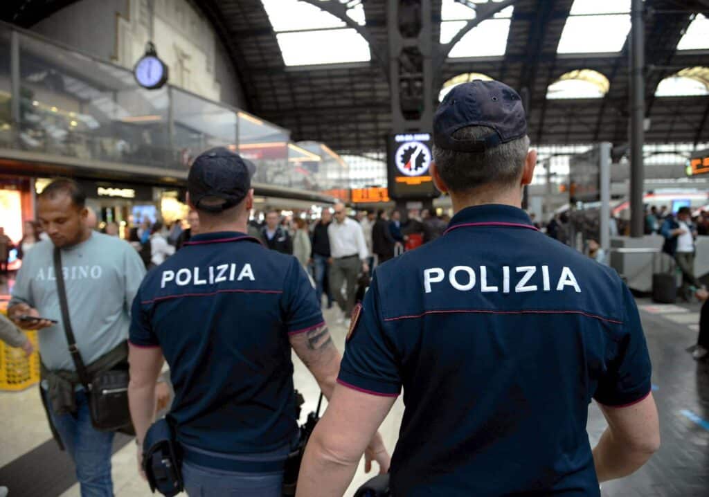 Due nordafricani rapinano un addetto alle pulizie su un treno regionale