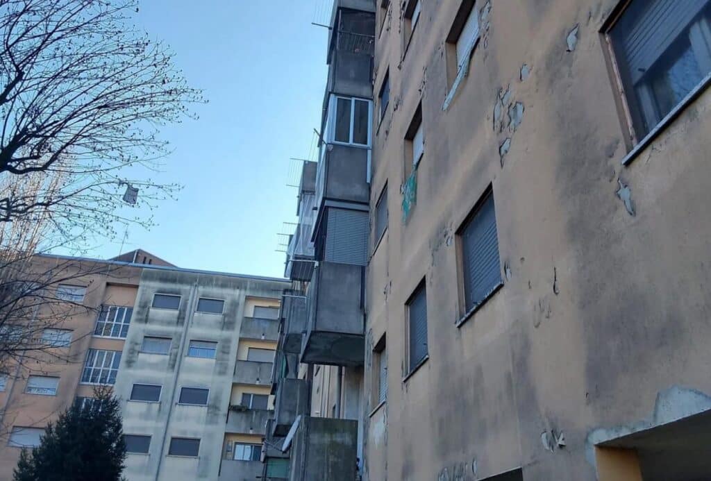 Abbiategrasso, 22enne cerca di occupare casa Aler
