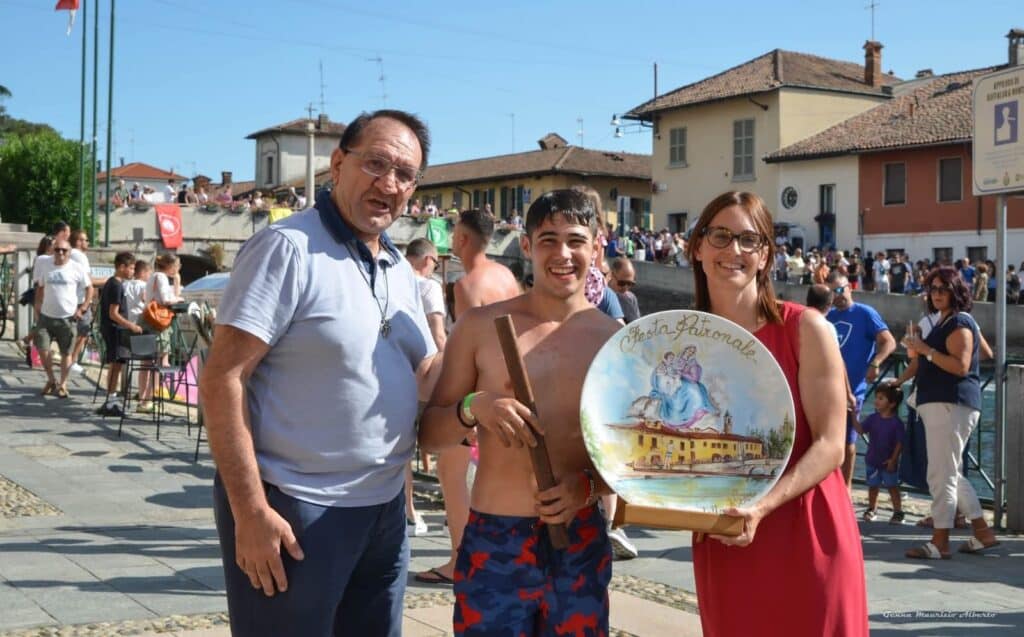 Boffalora sopra Ticino, festa patronale: a Ivan Cantoni l’edizione 2025 della cuccagna sul Naviglio