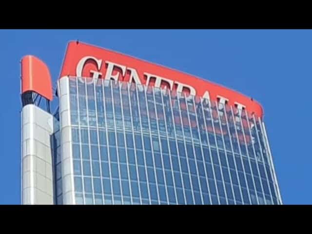 Via allo smontaggio dell’insegna Generali sulla Torre Hadid di Milano