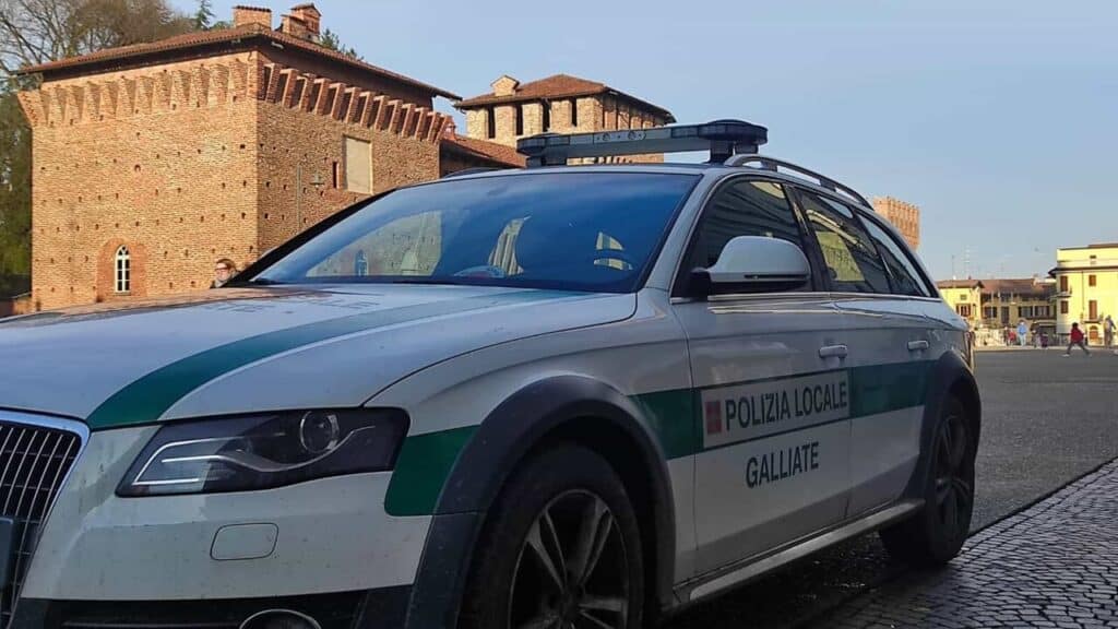 Galliate, perde il controllo dell’auto e piomba sul dehor di un bar: attimi di paura