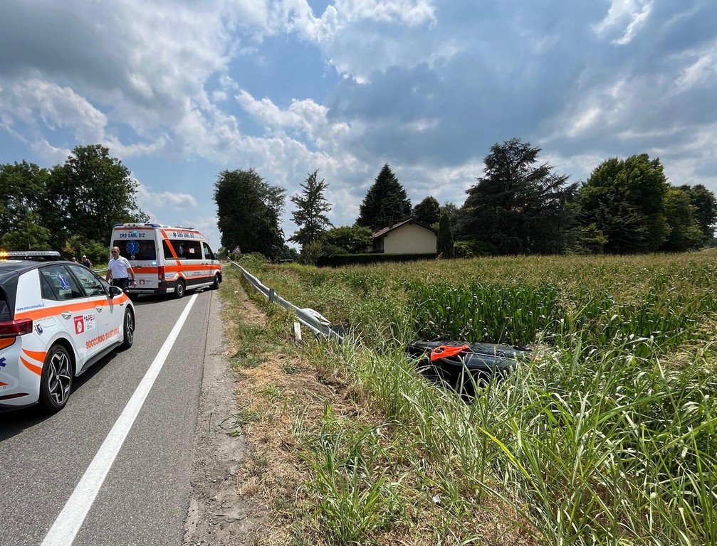 Mede: esce di strada e si ribalta nel campo, soccorso un 80enne