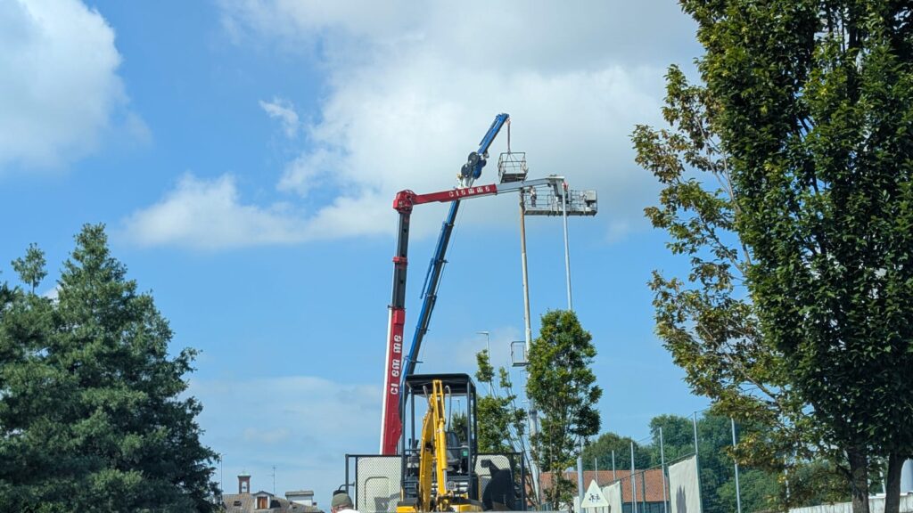 Magenta: lavori in corso al campo sportivo di Pontevecchio per sistemare i pali della luce