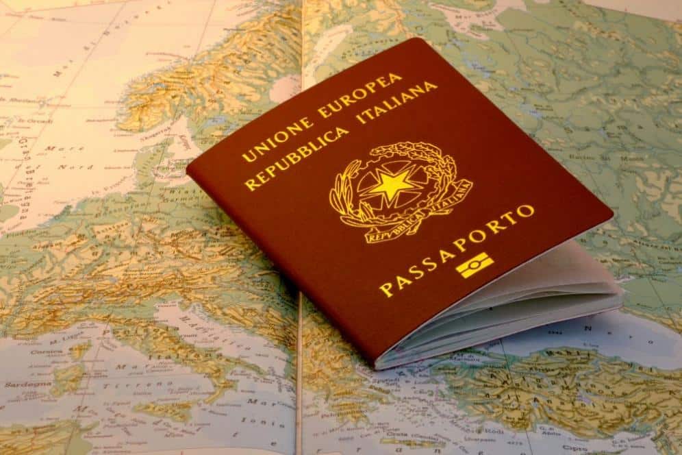 Faccia da passaporto, una giornata di corsa
