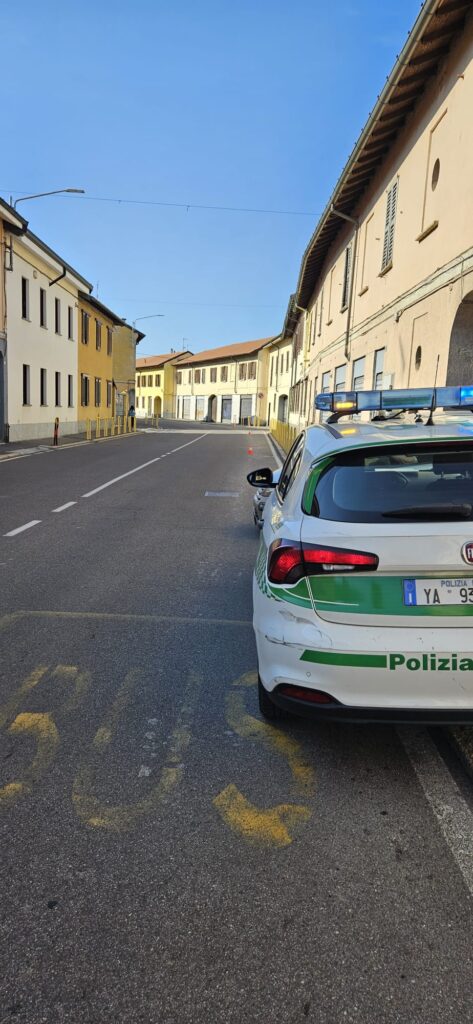 Magenta: camion perde il carico di sassi e terra in via Espinasse, traffico deviato