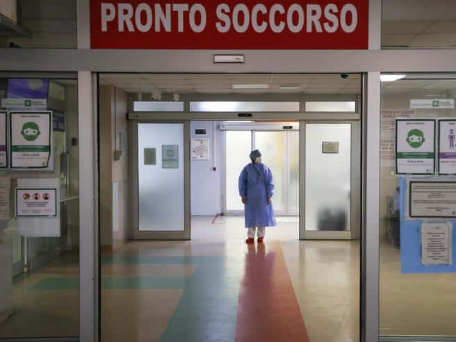 Novara, aggredisce una guardia giurata al Pronto Soccorso: arrestato giovane brasiliano