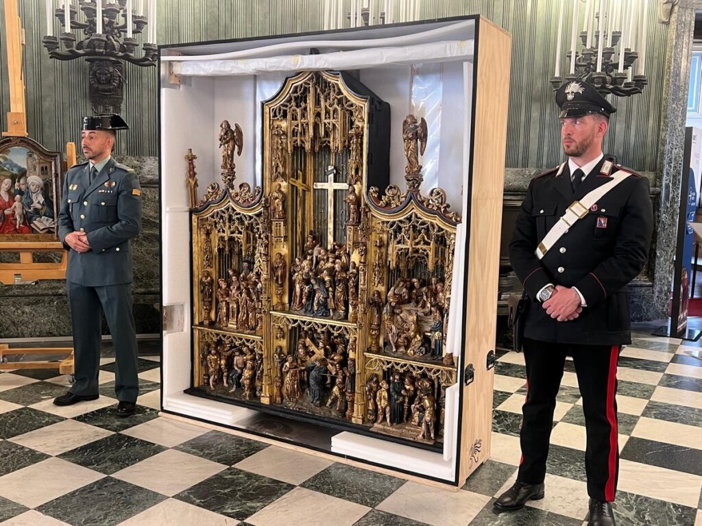 Carabinieri restituiscono ‘retablo’ XVI sec a Spagna rinvenuto in una villa di Lesa