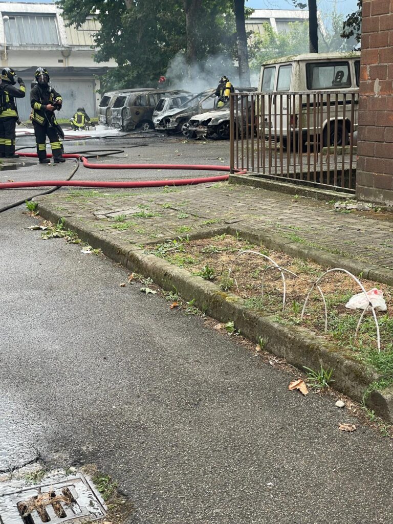 Abbiategrasso: maxi rogo alla Folletta, bruciate cinque auto parcheggiate in un cortile