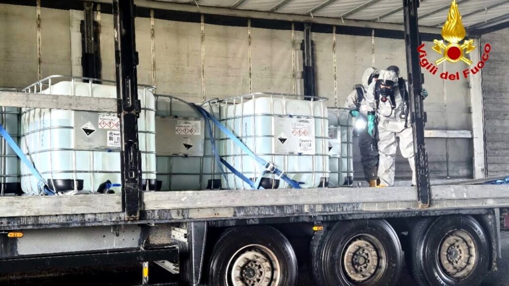 Camion perde carico di soda caustica a Gropello Cairoli: zona isolata per precauzione