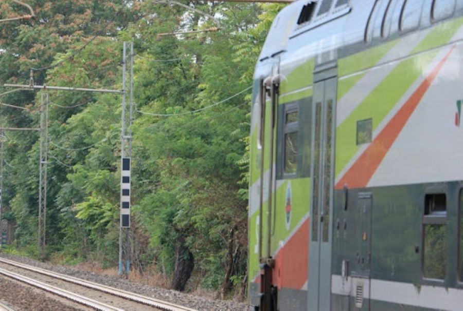 Vittuone: donna investita dal treno, linea bloccata e indagini in corso